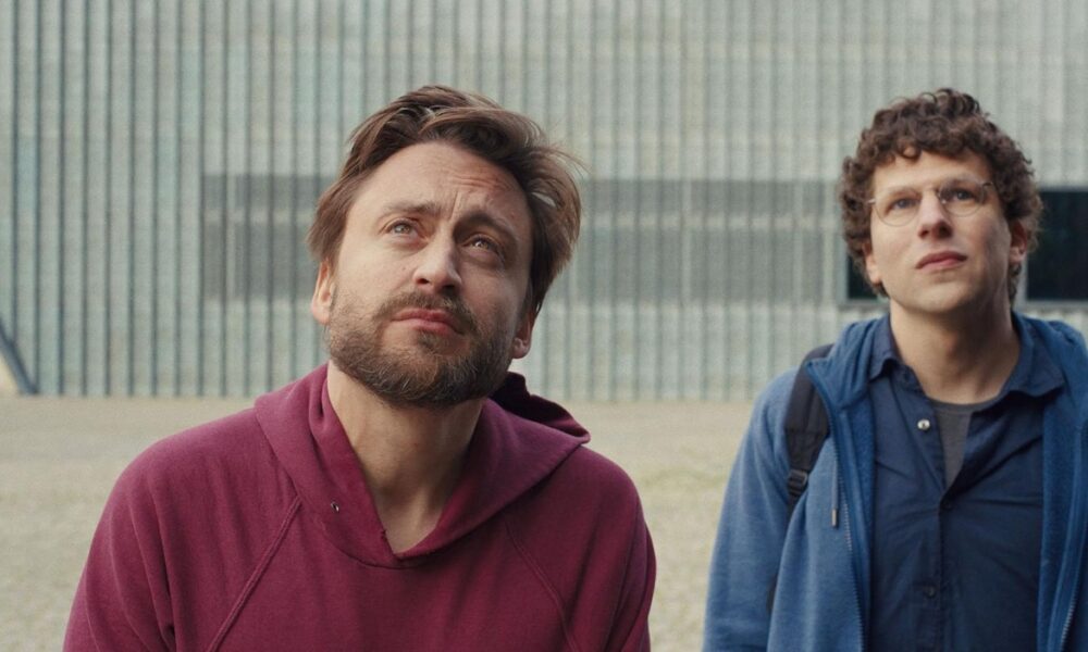 kieran culkin y jesse eisenberg en primer plano en la pelicula un dolor real
