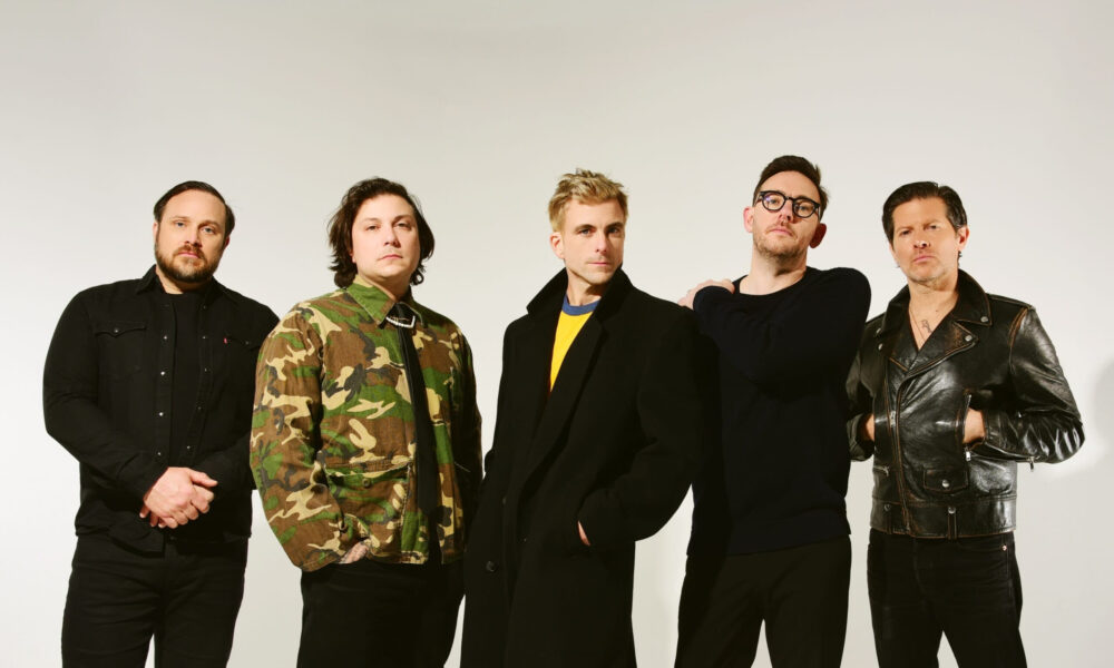 L.S. Dunes son Anthony Green, Frank Iero, Travis Stever, Tucker Rule y Tim Payne