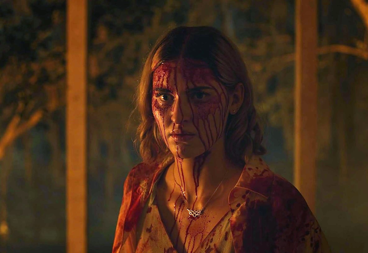 Elly llena de sangre en Herencia Diabólica
