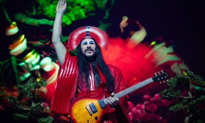 luke Steele vocalista de Empire Of The Sun