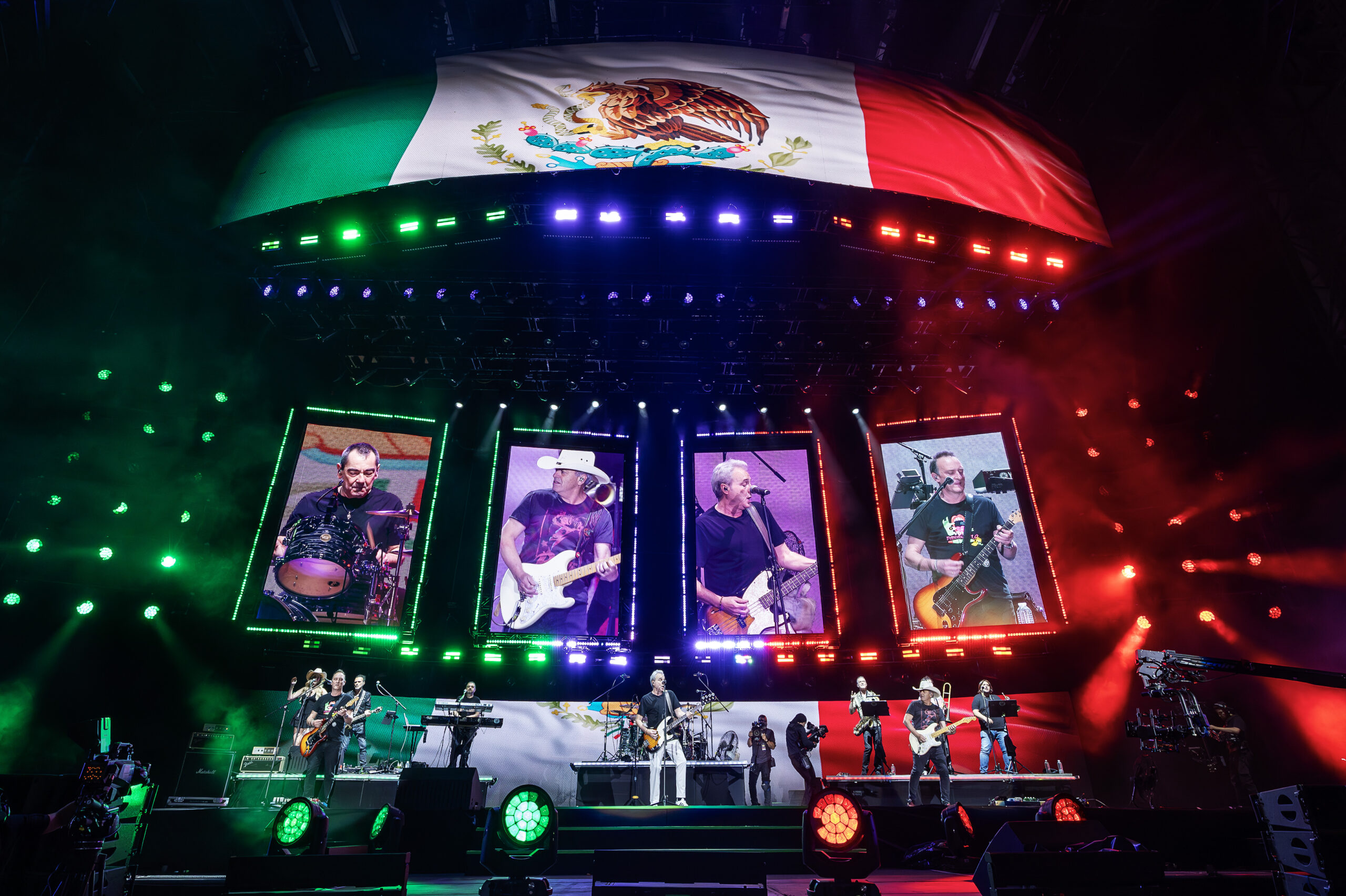 Los Hombres G festejaron pletóricamente una carrera llena de marcapasos, chicas cocodrilo y el fuerte grito de sufre mamón con un sold out en el Estadio GNP