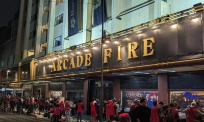 marquesina del teatro metropolitan con Arcade Fire