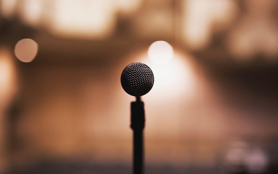 Actores que no sabías que también saben cantar