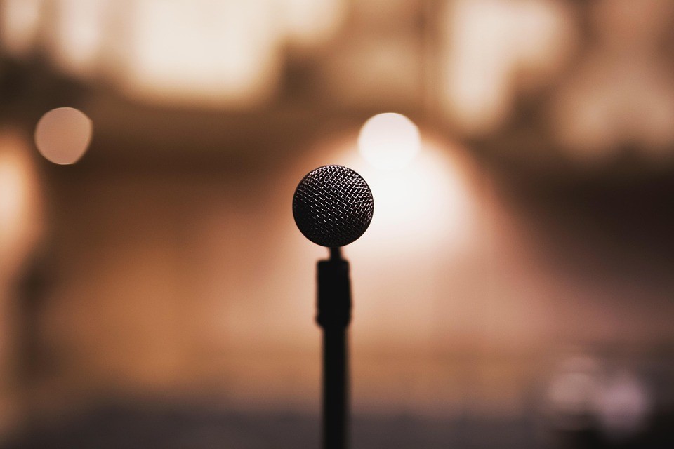 Actores que no sabías que también saben cantar