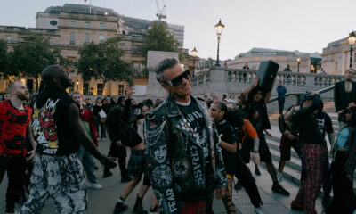 Robbie Williams hace punk rock en su tema "Rocket" jutno a Tony Iommi