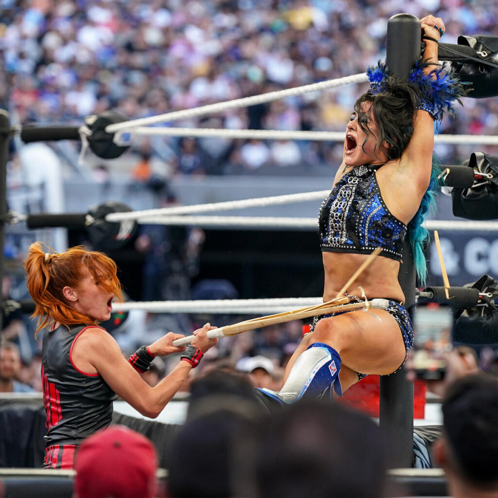 Becky Lynch ganó la batalla callejera contra Lyra Valkyria y sigue como campeona / Foto: WWE