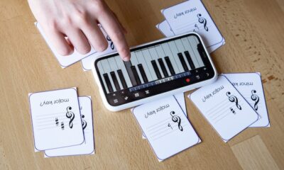 Encontrar las mejores apps para hacer música en Android puede transformar tu creatividad y darte la libertad de componer, grabar y producir en cualquier momento y lugar. Si buscas una aplicación para crear beats, grabar voces, o incluso mezclar pistas completas en tu celular o tablet Alcatel, aquí tienes una guía con opciones gratuitas y de pago, características destacadas, ventajas y consejos prácticos. Esta guía está pensada para músicos mexicanos —amantes del home studio, principiantes curiosos y productores avanzados— que quieren llevar su estudio a donde sea sin sacrificar calidad ni profesionalismo. Cómo elegir la app ideal según tu estilo y nivel musical Escoger la aplicación para hacer música en Android correcta no es tan fácil como parece. El mercado está saturado de alternativas: desde apps para crear beats hasta completas estaciones de trabajo de audio digital (DAW). La decisión debe basarse en tu nivel de experiencia, el género musical que quieres producir y el flujo de trabajo que mejor se adapte a ti. ¿Eres principiante, beatmaker o productor avanzado? Para quienes apenas se asoman al mundo de la producción musical, una app de creación musical sencilla como Groovepad o BandLab puede ser lo más cómodo. Son intuitivas, con tutoriales integrados y librerías de sonidos listos para usar. No necesitas saber teoría musical ni programación MIDI. Simplemente explora los pads, selecciona un ritmo y empieza a grabar ideas. Pero si tienes experiencia o necesitas más poder creativo, FL Studio Mobile y Caustic 3 ofrecen entornos más complejos, con soporte MIDI, efectos avanzados, edición multipista y compatibilidad con plugins. Estas apps simulan lo que haría una DAW en tu computadora, permitiéndote componer, mezclar y hasta masterizar tus tracks. ¿Qué género musical quieres producir? No es lo mismo componer beats de reggaetón que grabar una balada acústica. Si lo tuyo es la música electrónica o el hip hop, busca apps para hacer beats en Android que incluyan secuenciadores por pasos, drum machines y sintetizadores. FL Studio Mobile y Caustic son perfectas en este sentido. Si prefieres grabar voces, guitarras o instrumentos reales, te conviene una app como J4T Multitrack Recorder o BandLab, que destacan por su grabación multipista, edición de audio y herramientas de mezcla sencillas. Aplicaciones gratuitas y de pago para producir música en Android Aquí está la selección definitiva: aplicaciones que funcionan en la mayoría de los celulares y tablets Android vendidos en México, compatibles con marcas populares como Samsung, Motorola, Xiaomi o Huawei. 1. FL Studio Mobile FL Studio Mobile es una de las apps más potentes para producir música en Android. Hereda lo mejor de la versión de escritorio: piano roll, secuenciador por pasos, grabación de audio, soporte MIDI, y una selección sólida de sintetizadores y efectos. Puedes armar tus canciones de principio a fin, mezclar, y exportar en WAV o MP3. Su interfaz es limpia y, aunque requiere una curva de aprendizaje, vale cada peso invertido (aproximadamente $300 MXN). Características clave de FL Studio Mobile ● Grabación multipista y edición de audio/MIDI ● Secuenciador de pasos y piano roll visual ● Instrumentos y efectos integrados ● Automatización de parámetros ● Compatible con archivos MIDI y WAV ● Exportación profesional (WAV, MP3, MIDI) ● Actualizaciones frecuentes 2. Caustic 3 Caustic 3 es una app de producción musical inspirada en los clásicos sintetizadores modulares. Puedes diseñar tu propio rack eligiendo entre drum machines, samplers, sintetizadores analógicos y vocoders. Ideal para productores que quieren experimentar y no temen ensuciarse las manos. Su precio ronda los $200 MXN y es sorprendentemente ligera. Características clave de Caustic 3 ● Hasta 14 máquinas de sonido combinables ● Interfaz de cables y perillas realista ● Efectos y automatización avanzados ● Soporte para archivos WAV y SoundFonts ● Exportación multipista 3. BandLab BandLab es la opción más social y colaborativa. Totalmente gratuita, ofrece grabación y edición multipista, efectos integrados y, lo mejor, la posibilidad de colaborar en tiempo real con músicos de todo el mundo. Puedes publicar tus canciones, recibir retroalimentación y hasta compartir tus proyectos en redes sociales. Funciona muy bien en celulares de gama media y baja, algo crucial para el público mexicano. Características clave de BandLab ● Grabación y edición multipista ● Efectos integrados y mastering básico ● Librería de loops y samples gratis ● Herramientas de colaboración en línea ● Compatible con Android e iOS 4. Groovepad Groovepad es el ejemplo perfecto de una app para crear beats sin complicaciones. Su interfaz de pads y loops precargados permite construir canciones en minutos, ideal para DJs o principiantes. Es gratuita (aunque incluye compras dentro de la app), ligera y entretenida. Características clave de Groovepad ● Gran variedad de géneros (hip-hop, EDM, reggaetón, trap) ● Loops y efectos en tiempo real ● Tutoriales interactivos ● Exportación rápida de tracks 5. J4T Multitrack Recorder Si buscas algo ultra sencillo para grabar ideas musicales sin distracciones, J4T Multitrack Recorder es la respuesta. Su diseño minimalista y la latencia casi nula hacen que grabar guitarras, voces o instrumentos en cuatro pistas sea tan fácil como usar una grabadora de cassette... pero digital. Cuesta menos de $70 MXN. Características clave de J4T Multitrack Recorder ● Grabación simultánea de hasta 4 pistas ● Edición básica de audio ● Compresor y control de mezcla por pista ● Exportación en WAV o MP3 ● Bajísimo consumo de recursos Qué considerar al usar tu celular o tablet como estudio móvil Producir música en un celular Android tiene ventajas evidentes: portabilidad, bajo costo y acceso inmediato. Pero también hay retos. No todo es miel sobre hojuelas. Limitaciones de hardware y consumo de batería Las apps de producción musical pueden ser demandantes. Si tu celular tiene poca RAM o un procesador básico, podrías experimentar latencia, cierres inesperados o cuelgues al mezclar muchos instrumentos. Además, la batería se drena rápido, especialmente grabando audio de alta calidad. Espacio de almacenamiento y archivos pesados Las grabaciones multipista y los samples ocupan bastante espacio. Mantén tu celular organizado y considera una tarjeta microSD para evitar quedarte sin almacenamiento justo cuando llega la inspiración. Conectividad y accesorios Un punto clave: aunque puedes grabar con el micro integrado para resultados profesionales necesitarás un micrófono externo y, si es posible, una interfaz de audio USB compatible con Android. Hay opciones económicas que funcionan bien para grabar guitarra, bajo o voces. Comparativa de funciones clave en apps para crear beats y pistas Analicemos rápidamente las funciones más buscadas en una aplicación para hacer música en Android y cómo se comparan las principales opciones. Interfaz de usuario FL Studio Mobile: Profesional y detallada, similar a la versión de escritorio. Caustic 3: Técnica y retro, requiere familiarizarse con el flujo modular. BandLab: Simple, con enfoque en colaboración. Groovepad: Intuitiva, amigable para principiantes. J4T: Ultra minimalista, sin distracciones. Capacidades de edición y efectos FL Studio Mobile y Caustic 3 ofrecen edición avanzada, automatización y efectos personalizables. BandLab cubre lo esencial y agrega efectos vocales tipo Autotune. Groovepad se limita a efectos básicos en tiempo real. J4T permite mezclar y comprimir, pero sin edición MIDI. Colaboración y publicación BandLab es la reina en este apartado, permitiendo compartir proyectos y colaborar en la nube. ● Las demás apps se centran en la creación individual, aunque puedes exportar para seguir trabajando en la computadora. Consejos para sacar el máximo provecho a estas apps musicales Explora, pero mantén tu enfoque No te obsesiones con descargar todas las apps al mismo tiempo. Dedica tiempo a dominar una antes de saltar a la siguiente. Así aprovecharás realmente su potencial. Usa auriculares y, si puedes, equipo externo Incluso las mejores apps para crear música en Android se benefician de auriculares de calidad y un buen micrófono. Si te tomas en serio tu sonido, invierte en una interfaz de audio USB compatible. Haz respaldos de tus proyectos Nada más frustrante que perder tus ideas por un error del sistema o falta de espacio. Sube tus proyectos a la nube o expórtalos con regularidad. Aprende de la comunidad Busca tutoriales, participa en foros y comparte tus tracks en redes sociales. La comunidad musical mexicana en línea es enorme y siempre hay alguien dispuesto a dar un consejo o colaborar. Preguntas frecuentes sobre apps para hacer música en Android ¿Cuál es la mejor app para hacer beats en Android? FL Studio Mobile y Caustic 3 son las mejores apps para crear beats en Android gracias a sus secuenciadores por pasos, sintetizadores y edición avanzada. ¿BandLab es realmente gratis para siempre? Sí, BandLab es una aplicación completamente gratuita para crear música, grabar pistas y colaborar en línea sin cargos ocultos. ¿Puedo grabar instrumentos reales usando mi celular Android? Sí, puedes grabar instrumentos reales conectando un micrófono externo o una interfaz de audio compatible con tu celular Android. Apps como J4T Multitrack Recorder y BandLab facilitan la grabación multipista. ¿Qué app para hacer música en Android ocupa menos espacio? J4T Multitrack Recorder y Groovepad son ligeras y requieren menos espacio de almacenamiento en comparación con DAWs completos como FL Studio Mobile. Consejos finales No olvides que la mejor aplicación para hacer música en Android es la que te haga sentir cómodo y potencie tu creatividad, no necesariamente la más cara o compleja. Prueba diferentes opciones, descubre tu flujo de trabajo y nunca subestimes el poder de tu celular como herramienta musical. Recuerda: la inspiración puede llegar en cualquier momento... y, con la app adecuada, tu siguiente hit puede nacer en la palma de tu mano. ¡Atrévete a experimentar, comparte tus creaciones y disfruta el viaje musical!
