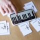 Encontrar las mejores apps para hacer música en Android puede transformar tu creatividad y darte la libertad de componer, grabar y producir en cualquier momento y lugar. Si buscas una aplicación para crear beats, grabar voces, o incluso mezclar pistas completas en tu celular o tablet Alcatel, aquí tienes una guía con opciones gratuitas y de pago, características destacadas, ventajas y consejos prácticos. Esta guía está pensada para músicos mexicanos —amantes del home studio, principiantes curiosos y productores avanzados— que quieren llevar su estudio a donde sea sin sacrificar calidad ni profesionalismo. Cómo elegir la app ideal según tu estilo y nivel musical Escoger la aplicación para hacer música en Android correcta no es tan fácil como parece. El mercado está saturado de alternativas: desde apps para crear beats hasta completas estaciones de trabajo de audio digital (DAW). La decisión debe basarse en tu nivel de experiencia, el género musical que quieres producir y el flujo de trabajo que mejor se adapte a ti. ¿Eres principiante, beatmaker o productor avanzado? Para quienes apenas se asoman al mundo de la producción musical, una app de creación musical sencilla como Groovepad o BandLab puede ser lo más cómodo. Son intuitivas, con tutoriales integrados y librerías de sonidos listos para usar. No necesitas saber teoría musical ni programación MIDI. Simplemente explora los pads, selecciona un ritmo y empieza a grabar ideas. Pero si tienes experiencia o necesitas más poder creativo, FL Studio Mobile y Caustic 3 ofrecen entornos más complejos, con soporte MIDI, efectos avanzados, edición multipista y compatibilidad con plugins. Estas apps simulan lo que haría una DAW en tu computadora, permitiéndote componer, mezclar y hasta masterizar tus tracks. ¿Qué género musical quieres producir? No es lo mismo componer beats de reggaetón que grabar una balada acústica. Si lo tuyo es la música electrónica o el hip hop, busca apps para hacer beats en Android que incluyan secuenciadores por pasos, drum machines y sintetizadores. FL Studio Mobile y Caustic son perfectas en este sentido. Si prefieres grabar voces, guitarras o instrumentos reales, te conviene una app como J4T Multitrack Recorder o BandLab, que destacan por su grabación multipista, edición de audio y herramientas de mezcla sencillas. Aplicaciones gratuitas y de pago para producir música en Android Aquí está la selección definitiva: aplicaciones que funcionan en la mayoría de los celulares y tablets Android vendidos en México, compatibles con marcas populares como Samsung, Motorola, Xiaomi o Huawei. 1. FL Studio Mobile FL Studio Mobile es una de las apps más potentes para producir música en Android. Hereda lo mejor de la versión de escritorio: piano roll, secuenciador por pasos, grabación de audio, soporte MIDI, y una selección sólida de sintetizadores y efectos. Puedes armar tus canciones de principio a fin, mezclar, y exportar en WAV o MP3. Su interfaz es limpia y, aunque requiere una curva de aprendizaje, vale cada peso invertido (aproximadamente $300 MXN). Características clave de FL Studio Mobile ● Grabación multipista y edición de audio/MIDI ● Secuenciador de pasos y piano roll visual ● Instrumentos y efectos integrados ● Automatización de parámetros ● Compatible con archivos MIDI y WAV ● Exportación profesional (WAV, MP3, MIDI) ● Actualizaciones frecuentes 2. Caustic 3 Caustic 3 es una app de producción musical inspirada en los clásicos sintetizadores modulares. Puedes diseñar tu propio rack eligiendo entre drum machines, samplers, sintetizadores analógicos y vocoders. Ideal para productores que quieren experimentar y no temen ensuciarse las manos. Su precio ronda los $200 MXN y es sorprendentemente ligera. Características clave de Caustic 3 ● Hasta 14 máquinas de sonido combinables ● Interfaz de cables y perillas realista ● Efectos y automatización avanzados ● Soporte para archivos WAV y SoundFonts ● Exportación multipista 3. BandLab BandLab es la opción más social y colaborativa. Totalmente gratuita, ofrece grabación y edición multipista, efectos integrados y, lo mejor, la posibilidad de colaborar en tiempo real con músicos de todo el mundo. Puedes publicar tus canciones, recibir retroalimentación y hasta compartir tus proyectos en redes sociales. Funciona muy bien en celulares de gama media y baja, algo crucial para el público mexicano. Características clave de BandLab ● Grabación y edición multipista ● Efectos integrados y mastering básico ● Librería de loops y samples gratis ● Herramientas de colaboración en línea ● Compatible con Android e iOS 4. Groovepad Groovepad es el ejemplo perfecto de una app para crear beats sin complicaciones. Su interfaz de pads y loops precargados permite construir canciones en minutos, ideal para DJs o principiantes. Es gratuita (aunque incluye compras dentro de la app), ligera y entretenida. Características clave de Groovepad ● Gran variedad de géneros (hip-hop, EDM, reggaetón, trap) ● Loops y efectos en tiempo real ● Tutoriales interactivos ● Exportación rápida de tracks 5. J4T Multitrack Recorder Si buscas algo ultra sencillo para grabar ideas musicales sin distracciones, J4T Multitrack Recorder es la respuesta. Su diseño minimalista y la latencia casi nula hacen que grabar guitarras, voces o instrumentos en cuatro pistas sea tan fácil como usar una grabadora de cassette... pero digital. Cuesta menos de $70 MXN. Características clave de J4T Multitrack Recorder ● Grabación simultánea de hasta 4 pistas ● Edición básica de audio ● Compresor y control de mezcla por pista ● Exportación en WAV o MP3 ● Bajísimo consumo de recursos Qué considerar al usar tu celular o tablet como estudio móvil Producir música en un celular Android tiene ventajas evidentes: portabilidad, bajo costo y acceso inmediato. Pero también hay retos. No todo es miel sobre hojuelas. Limitaciones de hardware y consumo de batería Las apps de producción musical pueden ser demandantes. Si tu celular tiene poca RAM o un procesador básico, podrías experimentar latencia, cierres inesperados o cuelgues al mezclar muchos instrumentos. Además, la batería se drena rápido, especialmente grabando audio de alta calidad. Espacio de almacenamiento y archivos pesados Las grabaciones multipista y los samples ocupan bastante espacio. Mantén tu celular organizado y considera una tarjeta microSD para evitar quedarte sin almacenamiento justo cuando llega la inspiración. Conectividad y accesorios Un punto clave: aunque puedes grabar con el micro integrado para resultados profesionales necesitarás un micrófono externo y, si es posible, una interfaz de audio USB compatible con Android. Hay opciones económicas que funcionan bien para grabar guitarra, bajo o voces. Comparativa de funciones clave en apps para crear beats y pistas Analicemos rápidamente las funciones más buscadas en una aplicación para hacer música en Android y cómo se comparan las principales opciones. Interfaz de usuario FL Studio Mobile: Profesional y detallada, similar a la versión de escritorio. Caustic 3: Técnica y retro, requiere familiarizarse con el flujo modular. BandLab: Simple, con enfoque en colaboración. Groovepad: Intuitiva, amigable para principiantes. J4T: Ultra minimalista, sin distracciones. Capacidades de edición y efectos FL Studio Mobile y Caustic 3 ofrecen edición avanzada, automatización y efectos personalizables. BandLab cubre lo esencial y agrega efectos vocales tipo Autotune. Groovepad se limita a efectos básicos en tiempo real. J4T permite mezclar y comprimir, pero sin edición MIDI. Colaboración y publicación BandLab es la reina en este apartado, permitiendo compartir proyectos y colaborar en la nube. ● Las demás apps se centran en la creación individual, aunque puedes exportar para seguir trabajando en la computadora. Consejos para sacar el máximo provecho a estas apps musicales Explora, pero mantén tu enfoque No te obsesiones con descargar todas las apps al mismo tiempo. Dedica tiempo a dominar una antes de saltar a la siguiente. Así aprovecharás realmente su potencial. Usa auriculares y, si puedes, equipo externo Incluso las mejores apps para crear música en Android se benefician de auriculares de calidad y un buen micrófono. Si te tomas en serio tu sonido, invierte en una interfaz de audio USB compatible. Haz respaldos de tus proyectos Nada más frustrante que perder tus ideas por un error del sistema o falta de espacio. Sube tus proyectos a la nube o expórtalos con regularidad. Aprende de la comunidad Busca tutoriales, participa en foros y comparte tus tracks en redes sociales. La comunidad musical mexicana en línea es enorme y siempre hay alguien dispuesto a dar un consejo o colaborar. Preguntas frecuentes sobre apps para hacer música en Android ¿Cuál es la mejor app para hacer beats en Android? FL Studio Mobile y Caustic 3 son las mejores apps para crear beats en Android gracias a sus secuenciadores por pasos, sintetizadores y edición avanzada. ¿BandLab es realmente gratis para siempre? Sí, BandLab es una aplicación completamente gratuita para crear música, grabar pistas y colaborar en línea sin cargos ocultos. ¿Puedo grabar instrumentos reales usando mi celular Android? Sí, puedes grabar instrumentos reales conectando un micrófono externo o una interfaz de audio compatible con tu celular Android. Apps como J4T Multitrack Recorder y BandLab facilitan la grabación multipista. ¿Qué app para hacer música en Android ocupa menos espacio? J4T Multitrack Recorder y Groovepad son ligeras y requieren menos espacio de almacenamiento en comparación con DAWs completos como FL Studio Mobile. Consejos finales No olvides que la mejor aplicación para hacer música en Android es la que te haga sentir cómodo y potencie tu creatividad, no necesariamente la más cara o compleja. Prueba diferentes opciones, descubre tu flujo de trabajo y nunca subestimes el poder de tu celular como herramienta musical. Recuerda: la inspiración puede llegar en cualquier momento... y, con la app adecuada, tu siguiente hit puede nacer en la palma de tu mano. ¡Atrévete a experimentar, comparte tus creaciones y disfruta el viaje musical!