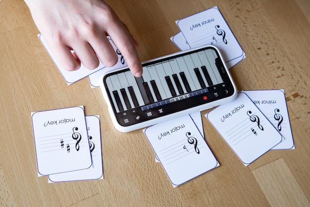 Encontrar las mejores apps para hacer música en Android puede transformar tu creatividad y darte la libertad de componer, grabar y producir en cualquier momento y lugar. Si buscas una aplicación para crear beats, grabar voces, o incluso mezclar pistas completas en tu celular o tablet Alcatel, aquí tienes una guía con opciones gratuitas y de pago, características destacadas, ventajas y consejos prácticos. Esta guía está pensada para músicos mexicanos —amantes del home studio, principiantes curiosos y productores avanzados— que quieren llevar su estudio a donde sea sin sacrificar calidad ni profesionalismo. Cómo elegir la app ideal según tu estilo y nivel musical Escoger la aplicación para hacer música en Android correcta no es tan fácil como parece. El mercado está saturado de alternativas: desde apps para crear beats hasta completas estaciones de trabajo de audio digital (DAW). La decisión debe basarse en tu nivel de experiencia, el género musical que quieres producir y el flujo de trabajo que mejor se adapte a ti. ¿Eres principiante, beatmaker o productor avanzado? Para quienes apenas se asoman al mundo de la producción musical, una app de creación musical sencilla como Groovepad o BandLab puede ser lo más cómodo. Son intuitivas, con tutoriales integrados y librerías de sonidos listos para usar. No necesitas saber teoría musical ni programación MIDI. Simplemente explora los pads, selecciona un ritmo y empieza a grabar ideas. Pero si tienes experiencia o necesitas más poder creativo, FL Studio Mobile y Caustic 3 ofrecen entornos más complejos, con soporte MIDI, efectos avanzados, edición multipista y compatibilidad con plugins. Estas apps simulan lo que haría una DAW en tu computadora, permitiéndote componer, mezclar y hasta masterizar tus tracks. ¿Qué género musical quieres producir? No es lo mismo componer beats de reggaetón que grabar una balada acústica. Si lo tuyo es la música electrónica o el hip hop, busca apps para hacer beats en Android que incluyan secuenciadores por pasos, drum machines y sintetizadores. FL Studio Mobile y Caustic son perfectas en este sentido. Si prefieres grabar voces, guitarras o instrumentos reales, te conviene una app como J4T Multitrack Recorder o BandLab, que destacan por su grabación multipista, edición de audio y herramientas de mezcla sencillas. Aplicaciones gratuitas y de pago para producir música en Android Aquí está la selección definitiva: aplicaciones que funcionan en la mayoría de los celulares y tablets Android vendidos en México, compatibles con marcas populares como Samsung, Motorola, Xiaomi o Huawei. 1. FL Studio Mobile FL Studio Mobile es una de las apps más potentes para producir música en Android. Hereda lo mejor de la versión de escritorio: piano roll, secuenciador por pasos, grabación de audio, soporte MIDI, y una selección sólida de sintetizadores y efectos. Puedes armar tus canciones de principio a fin, mezclar, y exportar en WAV o MP3. Su interfaz es limpia y, aunque requiere una curva de aprendizaje, vale cada peso invertido (aproximadamente $300 MXN). Características clave de FL Studio Mobile ● Grabación multipista y edición de audio/MIDI ● Secuenciador de pasos y piano roll visual ● Instrumentos y efectos integrados ● Automatización de parámetros ● Compatible con archivos MIDI y WAV ● Exportación profesional (WAV, MP3, MIDI) ● Actualizaciones frecuentes 2. Caustic 3 Caustic 3 es una app de producción musical inspirada en los clásicos sintetizadores modulares. Puedes diseñar tu propio rack eligiendo entre drum machines, samplers, sintetizadores analógicos y vocoders. Ideal para productores que quieren experimentar y no temen ensuciarse las manos. Su precio ronda los $200 MXN y es sorprendentemente ligera. Características clave de Caustic 3 ● Hasta 14 máquinas de sonido combinables ● Interfaz de cables y perillas realista ● Efectos y automatización avanzados ● Soporte para archivos WAV y SoundFonts ● Exportación multipista 3. BandLab BandLab es la opción más social y colaborativa. Totalmente gratuita, ofrece grabación y edición multipista, efectos integrados y, lo mejor, la posibilidad de colaborar en tiempo real con músicos de todo el mundo. Puedes publicar tus canciones, recibir retroalimentación y hasta compartir tus proyectos en redes sociales. Funciona muy bien en celulares de gama media y baja, algo crucial para el público mexicano. Características clave de BandLab ● Grabación y edición multipista ● Efectos integrados y mastering básico ● Librería de loops y samples gratis ● Herramientas de colaboración en línea ● Compatible con Android e iOS 4. Groovepad Groovepad es el ejemplo perfecto de una app para crear beats sin complicaciones. Su interfaz de pads y loops precargados permite construir canciones en minutos, ideal para DJs o principiantes. Es gratuita (aunque incluye compras dentro de la app), ligera y entretenida. Características clave de Groovepad ● Gran variedad de géneros (hip-hop, EDM, reggaetón, trap) ● Loops y efectos en tiempo real ● Tutoriales interactivos ● Exportación rápida de tracks 5. J4T Multitrack Recorder Si buscas algo ultra sencillo para grabar ideas musicales sin distracciones, J4T Multitrack Recorder es la respuesta. Su diseño minimalista y la latencia casi nula hacen que grabar guitarras, voces o instrumentos en cuatro pistas sea tan fácil como usar una grabadora de cassette... pero digital. Cuesta menos de $70 MXN. Características clave de J4T Multitrack Recorder ● Grabación simultánea de hasta 4 pistas ● Edición básica de audio ● Compresor y control de mezcla por pista ● Exportación en WAV o MP3 ● Bajísimo consumo de recursos Qué considerar al usar tu celular o tablet como estudio móvil Producir música en un celular Android tiene ventajas evidentes: portabilidad, bajo costo y acceso inmediato. Pero también hay retos. No todo es miel sobre hojuelas. Limitaciones de hardware y consumo de batería Las apps de producción musical pueden ser demandantes. Si tu celular tiene poca RAM o un procesador básico, podrías experimentar latencia, cierres inesperados o cuelgues al mezclar muchos instrumentos. Además, la batería se drena rápido, especialmente grabando audio de alta calidad. Espacio de almacenamiento y archivos pesados Las grabaciones multipista y los samples ocupan bastante espacio. Mantén tu celular organizado y considera una tarjeta microSD para evitar quedarte sin almacenamiento justo cuando llega la inspiración. Conectividad y accesorios Un punto clave: aunque puedes grabar con el micro integrado para resultados profesionales necesitarás un micrófono externo y, si es posible, una interfaz de audio USB compatible con Android. Hay opciones económicas que funcionan bien para grabar guitarra, bajo o voces. Comparativa de funciones clave en apps para crear beats y pistas Analicemos rápidamente las funciones más buscadas en una aplicación para hacer música en Android y cómo se comparan las principales opciones. Interfaz de usuario FL Studio Mobile: Profesional y detallada, similar a la versión de escritorio. Caustic 3: Técnica y retro, requiere familiarizarse con el flujo modular. BandLab: Simple, con enfoque en colaboración. Groovepad: Intuitiva, amigable para principiantes. J4T: Ultra minimalista, sin distracciones. Capacidades de edición y efectos FL Studio Mobile y Caustic 3 ofrecen edición avanzada, automatización y efectos personalizables. BandLab cubre lo esencial y agrega efectos vocales tipo Autotune. Groovepad se limita a efectos básicos en tiempo real. J4T permite mezclar y comprimir, pero sin edición MIDI. Colaboración y publicación BandLab es la reina en este apartado, permitiendo compartir proyectos y colaborar en la nube. ● Las demás apps se centran en la creación individual, aunque puedes exportar para seguir trabajando en la computadora. Consejos para sacar el máximo provecho a estas apps musicales Explora, pero mantén tu enfoque No te obsesiones con descargar todas las apps al mismo tiempo. Dedica tiempo a dominar una antes de saltar a la siguiente. Así aprovecharás realmente su potencial. Usa auriculares y, si puedes, equipo externo Incluso las mejores apps para crear música en Android se benefician de auriculares de calidad y un buen micrófono. Si te tomas en serio tu sonido, invierte en una interfaz de audio USB compatible. Haz respaldos de tus proyectos Nada más frustrante que perder tus ideas por un error del sistema o falta de espacio. Sube tus proyectos a la nube o expórtalos con regularidad. Aprende de la comunidad Busca tutoriales, participa en foros y comparte tus tracks en redes sociales. La comunidad musical mexicana en línea es enorme y siempre hay alguien dispuesto a dar un consejo o colaborar. Preguntas frecuentes sobre apps para hacer música en Android ¿Cuál es la mejor app para hacer beats en Android? FL Studio Mobile y Caustic 3 son las mejores apps para crear beats en Android gracias a sus secuenciadores por pasos, sintetizadores y edición avanzada. ¿BandLab es realmente gratis para siempre? Sí, BandLab es una aplicación completamente gratuita para crear música, grabar pistas y colaborar en línea sin cargos ocultos. ¿Puedo grabar instrumentos reales usando mi celular Android? Sí, puedes grabar instrumentos reales conectando un micrófono externo o una interfaz de audio compatible con tu celular Android. Apps como J4T Multitrack Recorder y BandLab facilitan la grabación multipista. ¿Qué app para hacer música en Android ocupa menos espacio? J4T Multitrack Recorder y Groovepad son ligeras y requieren menos espacio de almacenamiento en comparación con DAWs completos como FL Studio Mobile. Consejos finales No olvides que la mejor aplicación para hacer música en Android es la que te haga sentir cómodo y potencie tu creatividad, no necesariamente la más cara o compleja. Prueba diferentes opciones, descubre tu flujo de trabajo y nunca subestimes el poder de tu celular como herramienta musical. Recuerda: la inspiración puede llegar en cualquier momento... y, con la app adecuada, tu siguiente hit puede nacer en la palma de tu mano. ¡Atrévete a experimentar, comparte tus creaciones y disfruta el viaje musical!