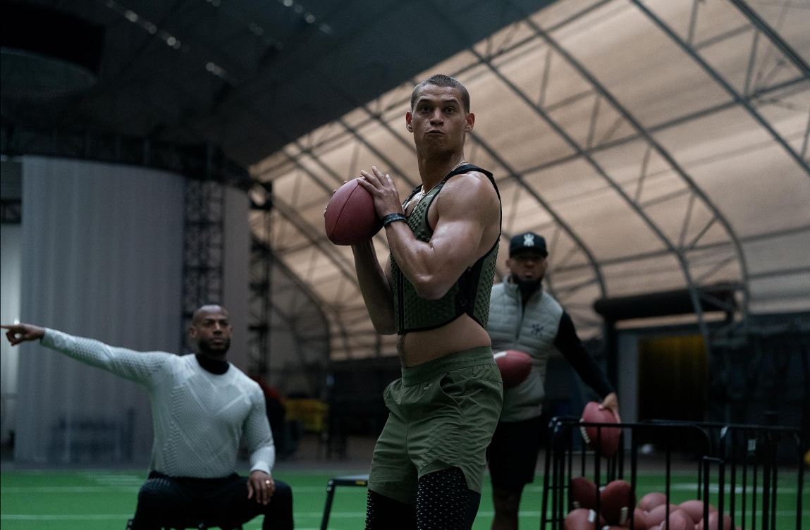cameron entrenando en la pelicula him