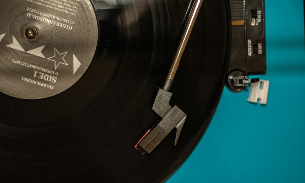 Disco de vinilo negro girando sobre una tornamesa