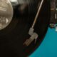 Disco de vinilo negro girando sobre una tornamesa